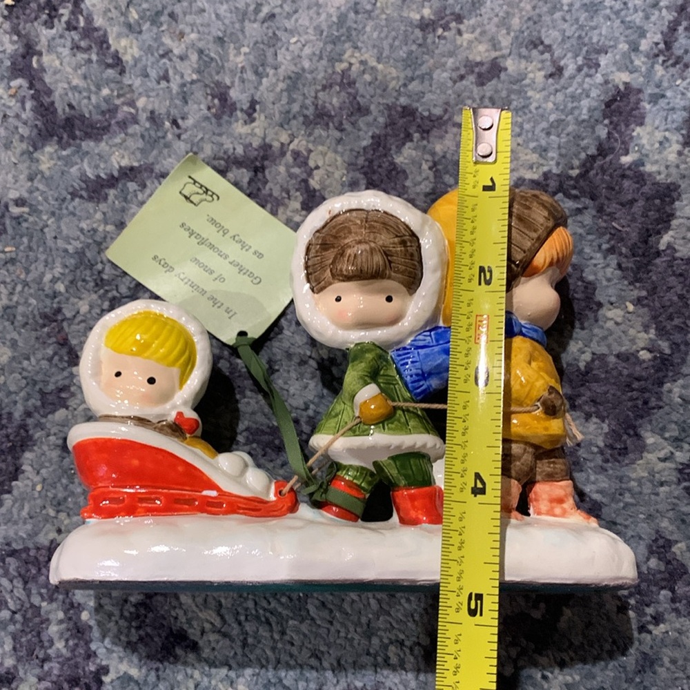 Vintage 1972 handmade in Japan, 3 children sledding figurine in very good shape - Picture 4 of 4